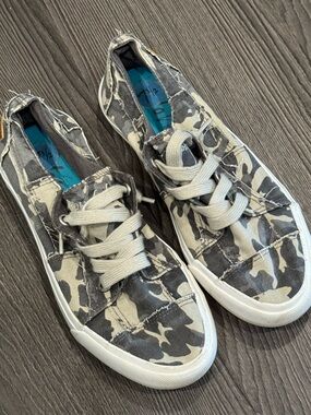 Women’s Low-Top Camouflage Canvas Sneakers in Gray and Cream